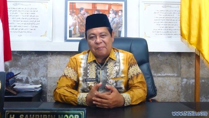 KPK menetapkan Gubernur Kalsel Sahbirin Noor sebagai tersangka kasus suap dan gratifikasi. Diketahui Sahbirin Noor adalah paman dari pengusaha Haji Isam.